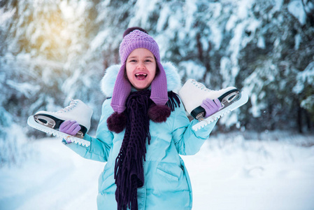 那个笑的女孩在冬天在雪地里玩得很开心。