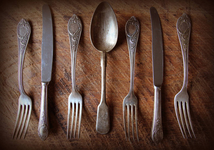 汤匙, 叉子, 刀, 在木桌上的勺子, 选择性对焦和色调的形象。顶部视图