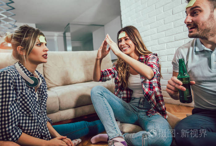 快乐的朋友玩游戏猜猜谁和在家玩得开心