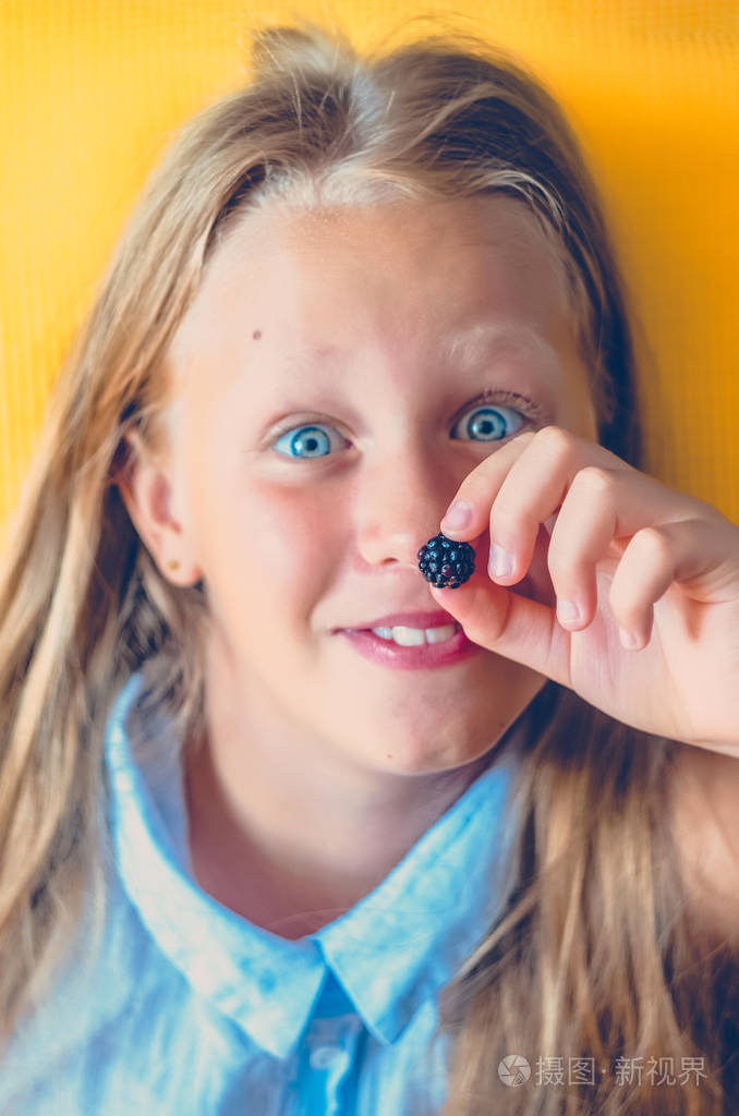 蓝眼睛的女孩.黑莓代替鼻子