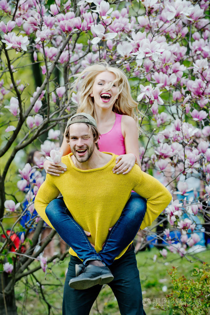 春天的自然和环境. 一对相爱的夫妇在盛开的春天.