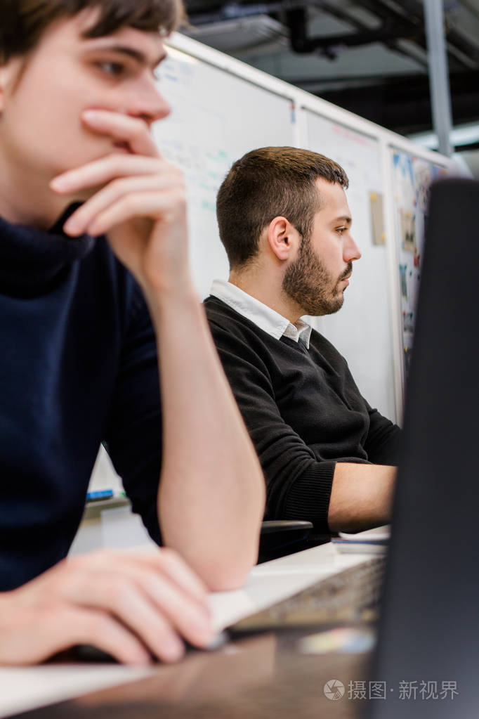 商务人员在办公室用笔记本电脑工作