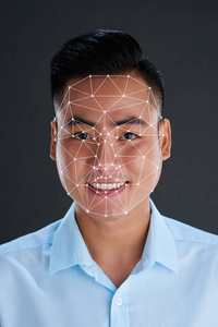 微笑的越南年轻人，脸上有3D建模标记
