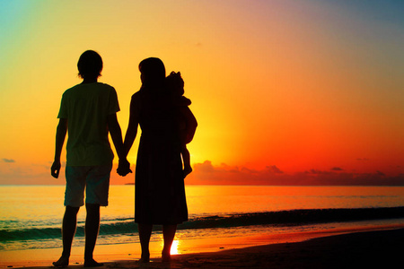 热带海滩上的小孩子快乐浪漫夫妇