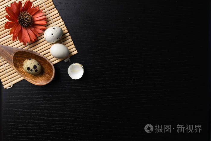 在黑色木制背景上拍摄的鸡蛋
