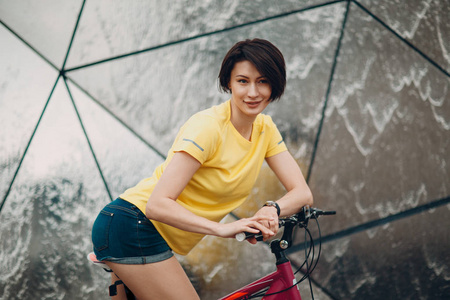 骑自行车的年轻女性