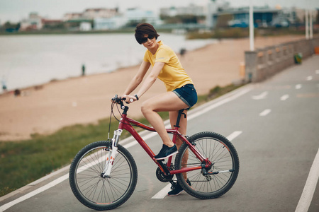 骑自行车的年轻女性