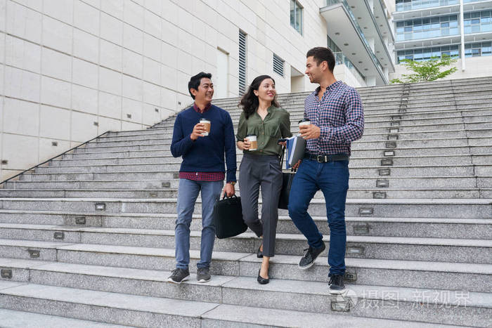 同事下班回家时聊天喝咖啡