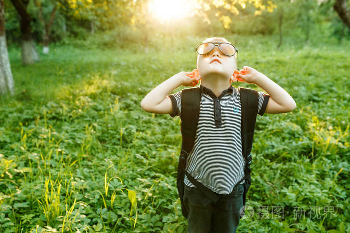 夏天戴太阳镜的时尚小男孩
