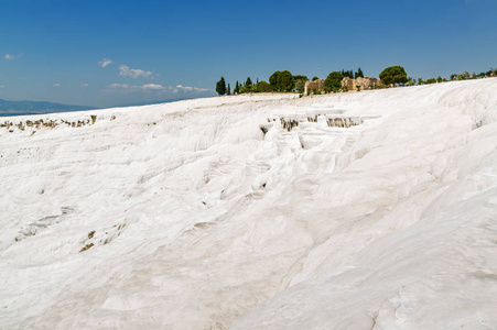 土耳其 Denizli 省棉花天然钙华池和梯田的桑尼观