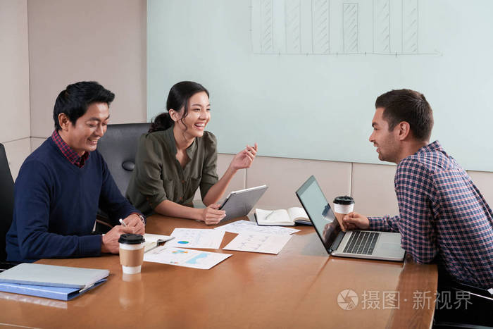 商务人士在办公室开会照片-正版商用图片1147f7-摄图新视界
