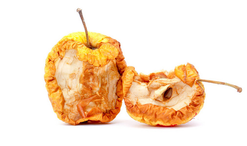 孤立在白色的苹果干鲜美的水果芯片的混合散落的干苹果片和八角茴香