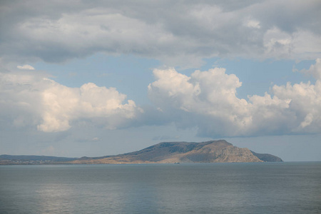 美丽的夏天海景和岩石