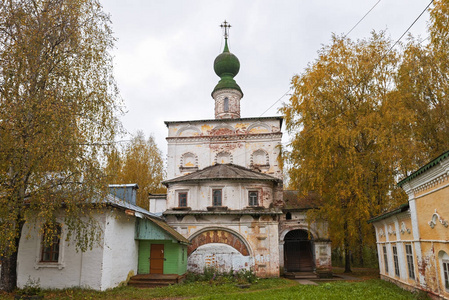 在俄罗斯Ustyug 的迈克尔大天使修道院, 我们的夫人的门教会的看法
