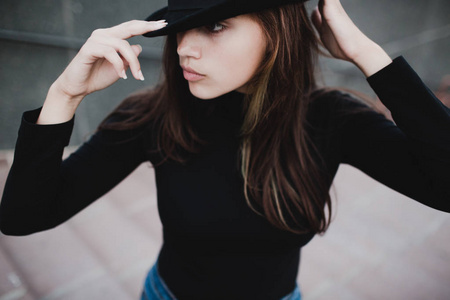 年轻漂亮的女孩子的黑帽子肖像图片