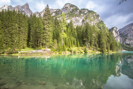 Braies 湖在白云岩, 意大利