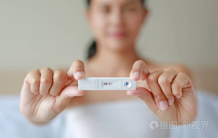 持有阳性妊娠试验的妇女照片-正版商用图片1149xj-摄图新视界
