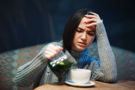 感冒或过敏症状。生病的年轻妇女发烧打喷嚏，组织过敏，普通感冒。