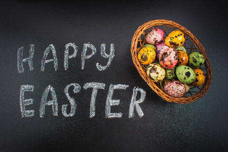 粉笔黑板快乐复活节黑板和五颜六色的鸡蛋