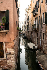 威尼斯水上街道意大利小船在威尼斯的一座原始房子旁边