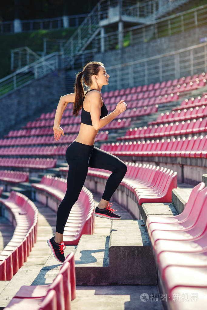 跑步运动员在楼梯上跑步 女性慢跑锻炼健康的概念