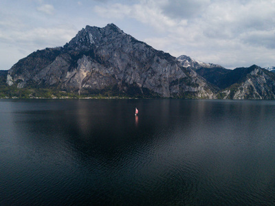 孤独的船在美丽的湖上，在奥地利的特拉翁西，独自在水上航行