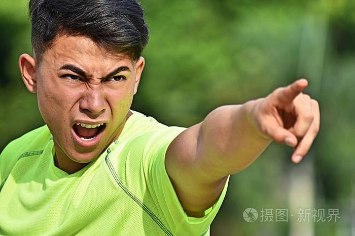 愤怒的成年男性运动员