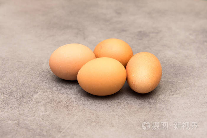桌上一只母鸡下了四个鸡蛋