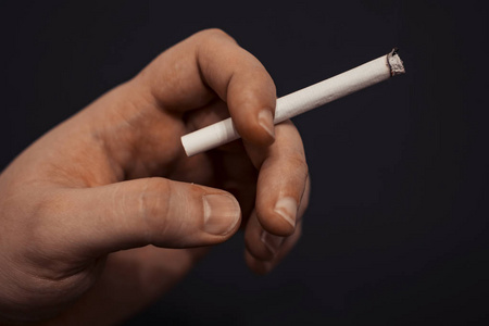 手带一支香烟照片