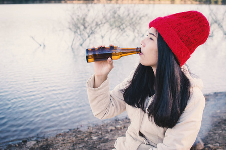 美女喝啤酒现实图片