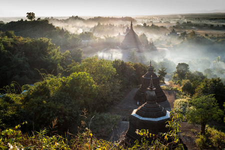 在缅甸莫鲁克塔的日落期间。