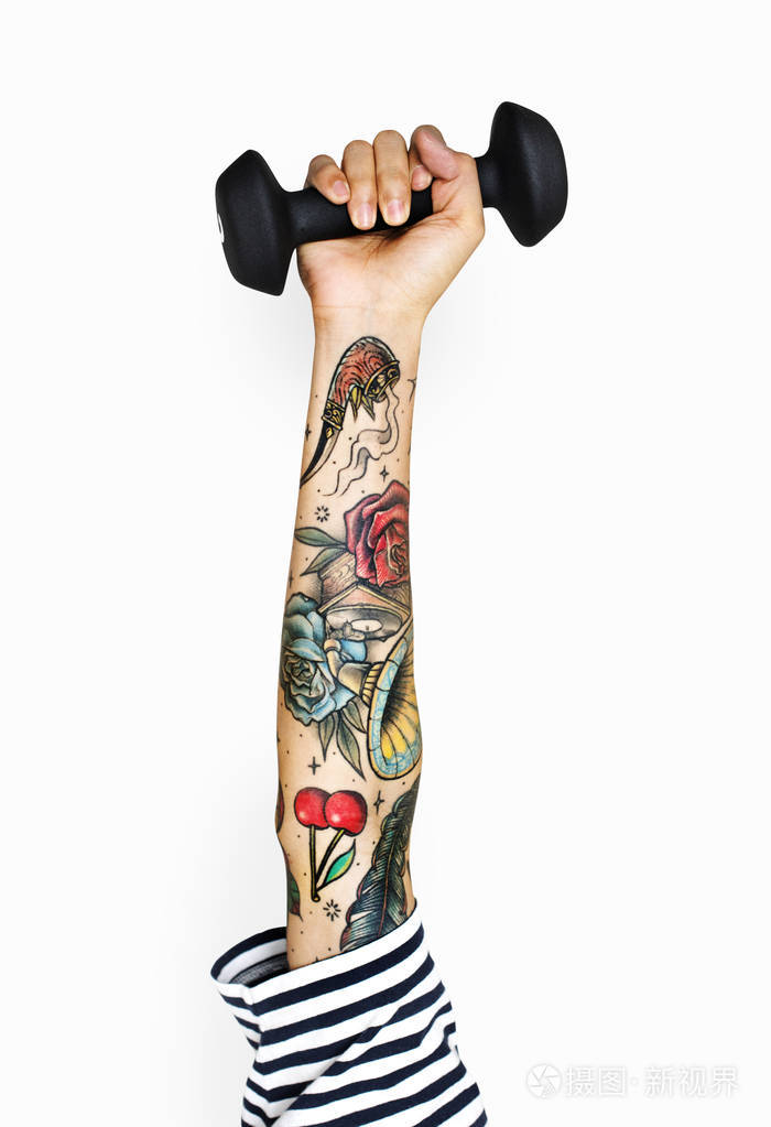 白色背景下有纹身的人手拿着黑色哑铃