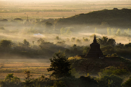 在缅甸莫鲁克塔的日落期间。