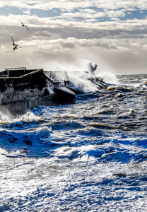 粗糙的海洋撞击布莱顿滨海港口墙, 一个 solit