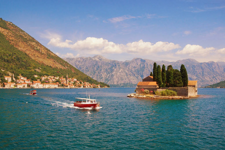 暑假旅行。Kotor 的海湾, Perast 镇和 St. 岛的看法乔治。黑山