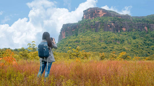 亚洲女子背包客照山景