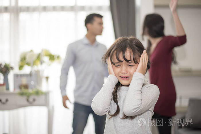 小女孩哭了, 因为爸爸妈妈吵架, 悲伤和戏剧性的场