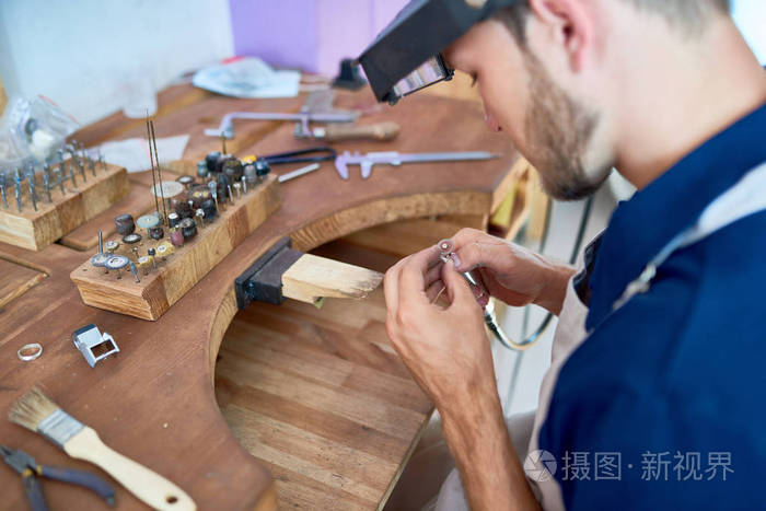 不同工具在工位上进行加工 抛光的手工制作首饰的画像照片 正版商用图片114phz 摄图新视界 不同工具在工位上进行加工 抛光的手工制作首饰的画像照片 正版商用图片114phz 摄图新视界