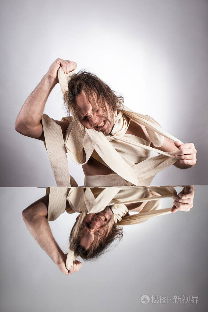 妈妈的觉醒逃避日常的日常观念裹着绷带的人作为埃及木乃伊