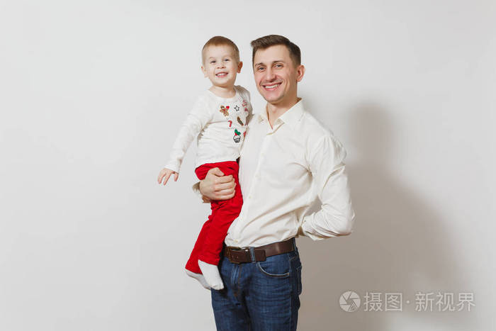 父亲节快乐英俊快乐的笑容年轻男子抱着和拥抱小可爱的男孩在白色背景