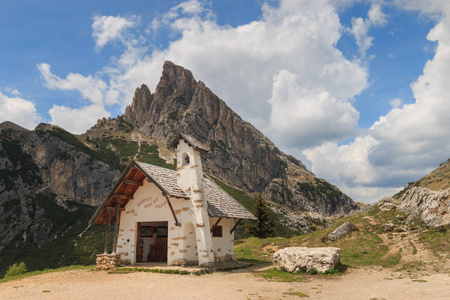 意大利白云石的法尔扎雷戈山口上有萨斯德阿提亚山的白色小教堂