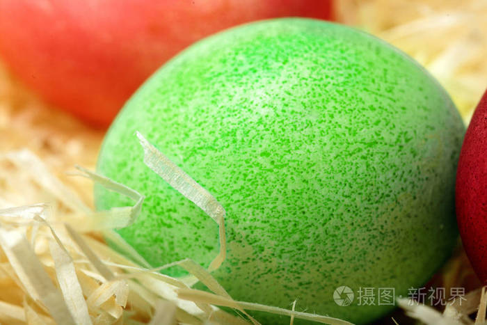 在干草背景.复活节背景.选择关注绿色鸡蛋.特写