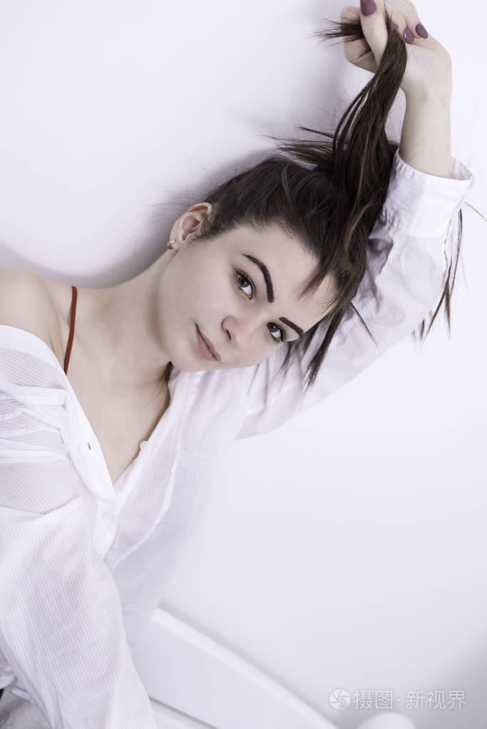年轻女孩模特漂亮时尚白色长发