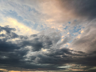 美丽的暴风雨天空与云的背景。 乌云密布的天空天气自然云风暴。 乌云密布的天空和太阳