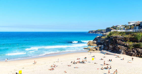 在澳大利亚，人们在邦迪海滩和海边的度假胜地