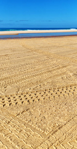在澳大利亚，弗雷泽岛和靠近海洋和天空的汽车的沙滩轨道。