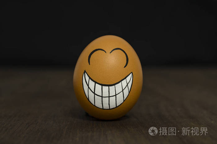 鸡蛋与快乐的笑脸