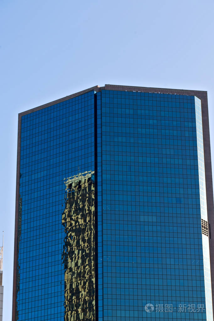 窗外摩天大楼的反光