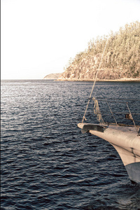 在澳大利亚，船和光在双体船甲板上的运动和放松的概念