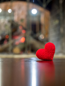 手工红纱心在前壁炉的木桌上。 红色心脏左边的图片和背景复制空间的文本。 情人节爱情观念和爱情背景